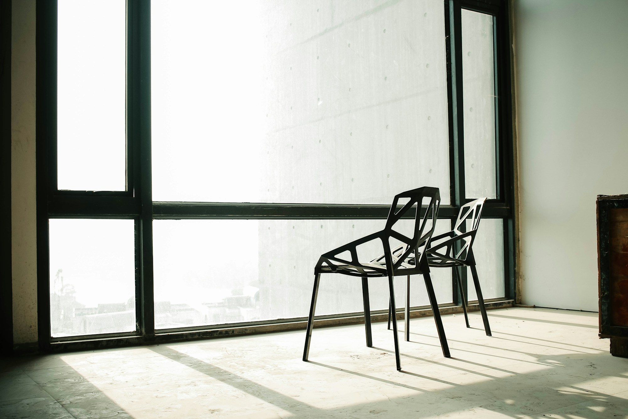 Deux chaises vides face à une fenêtre, lumière du matin