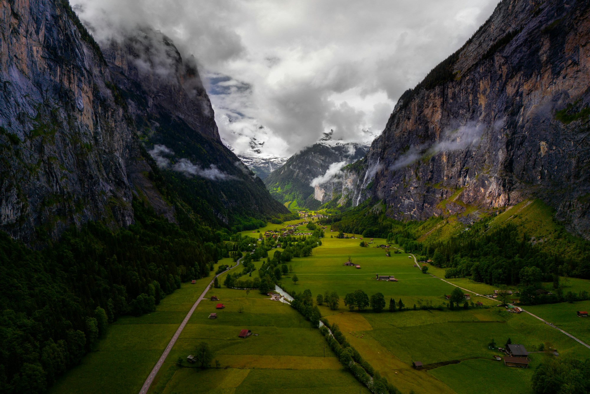 Vallée suisse vue du ciel, mosaïque de champs cultivés