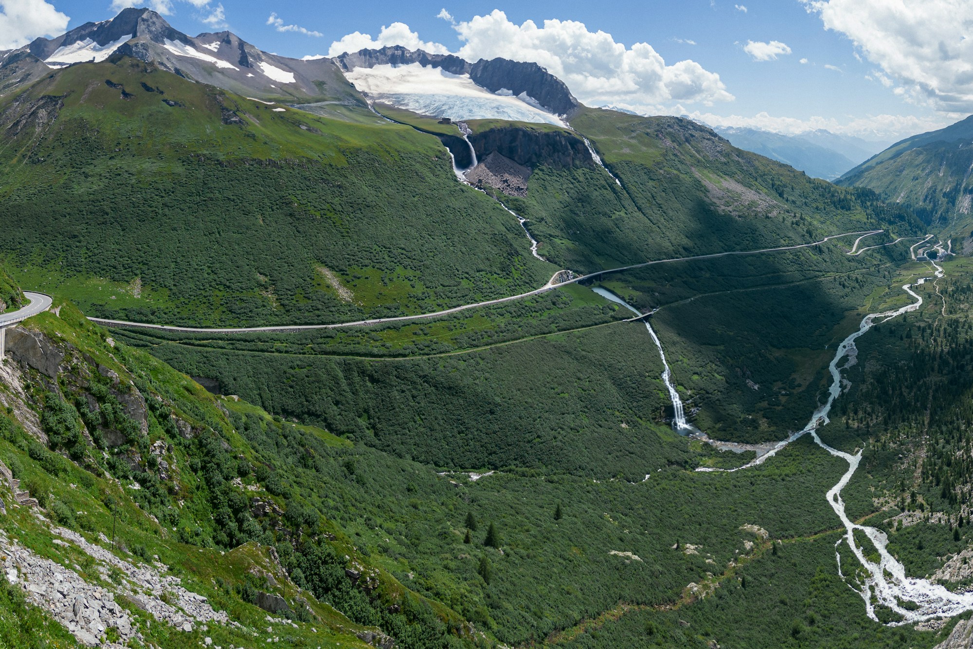 Vallée alpine suisse vue du ciel, courbes de relief et vallée encaissée