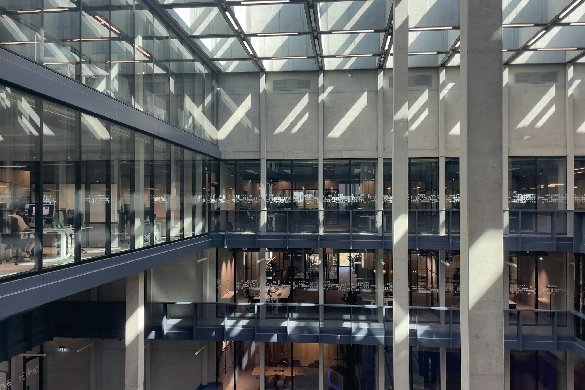 Modernes Bürogebäude-Atrium mit offener architektonischer Struktur und Massstab