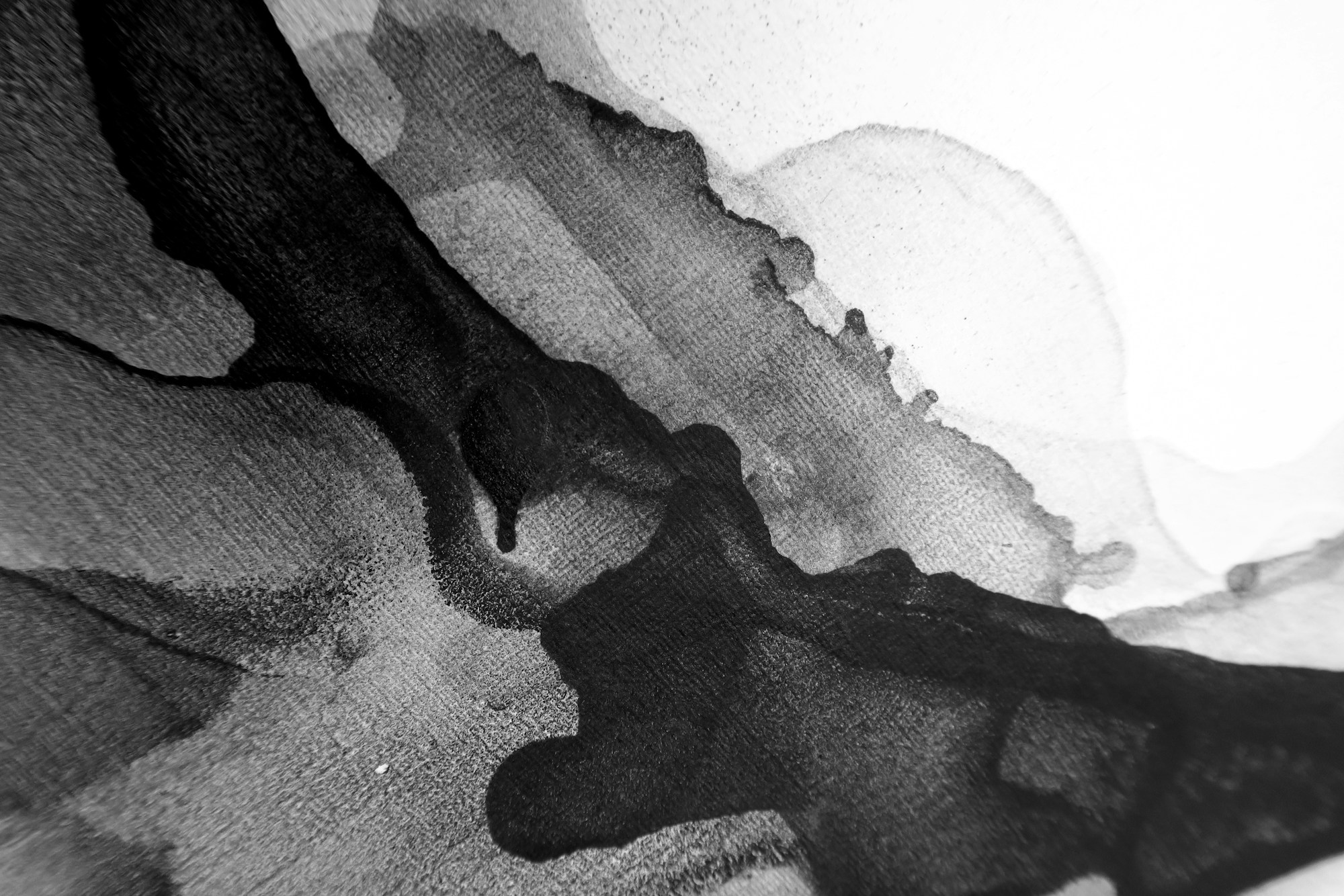 Feder und Tintenfleck auf einem Blatt Papier