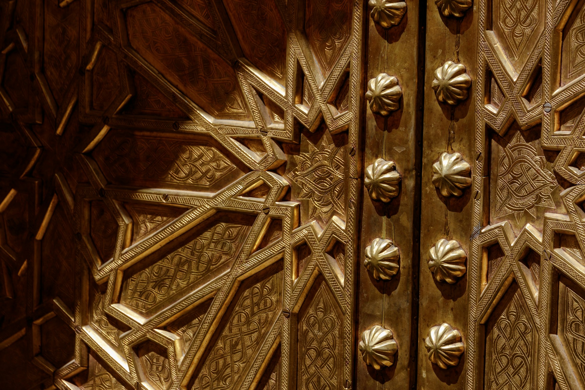 Poignée de porte en laiton, gros plan sur la texture du métal