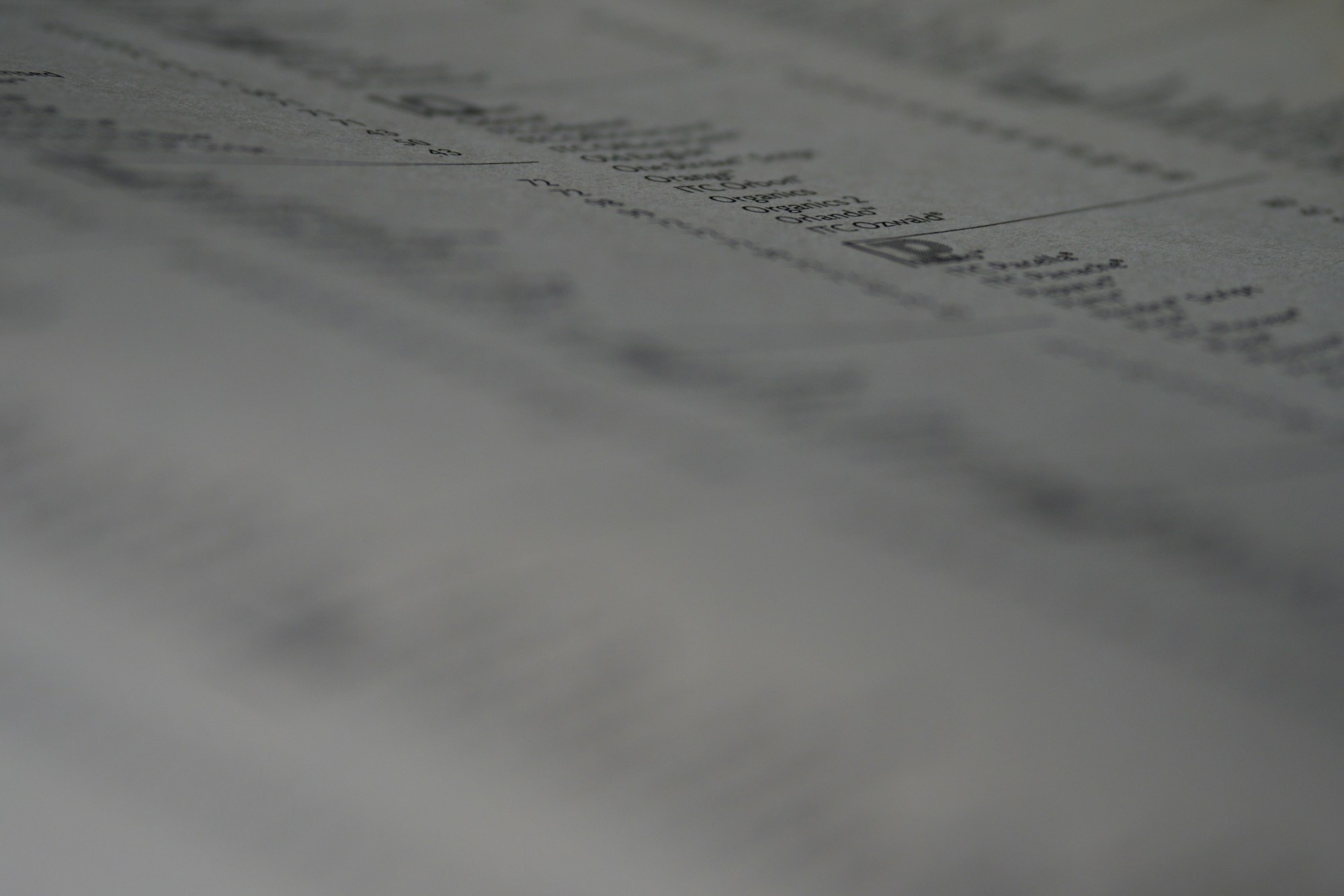 Nahaufnahme eines Buchhaltungsregisters mit strukturierten Papierbögen