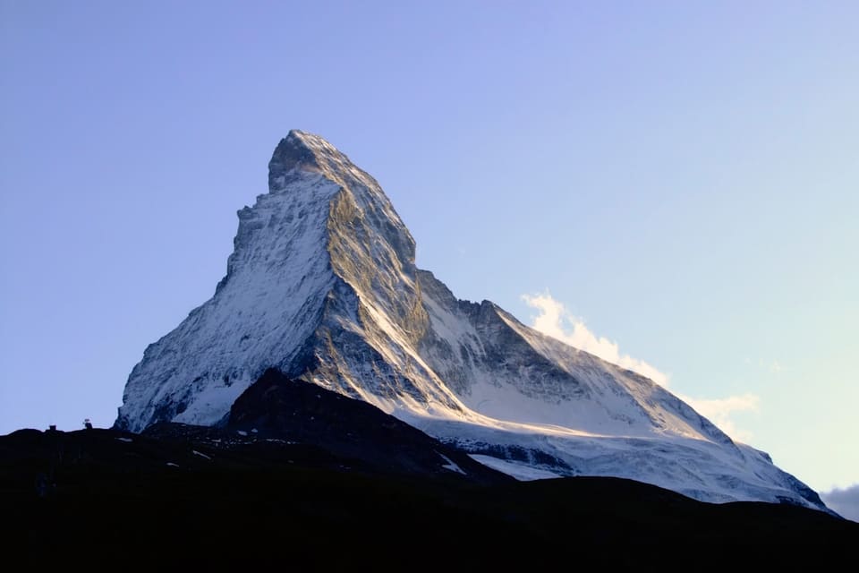 Le Cervin enneigé se détachant sur un ciel bleu dégagé