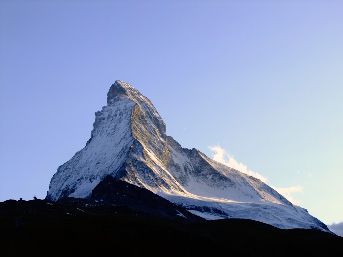 Schneebedecktes Matterhorn vor klarem blauem Himmel