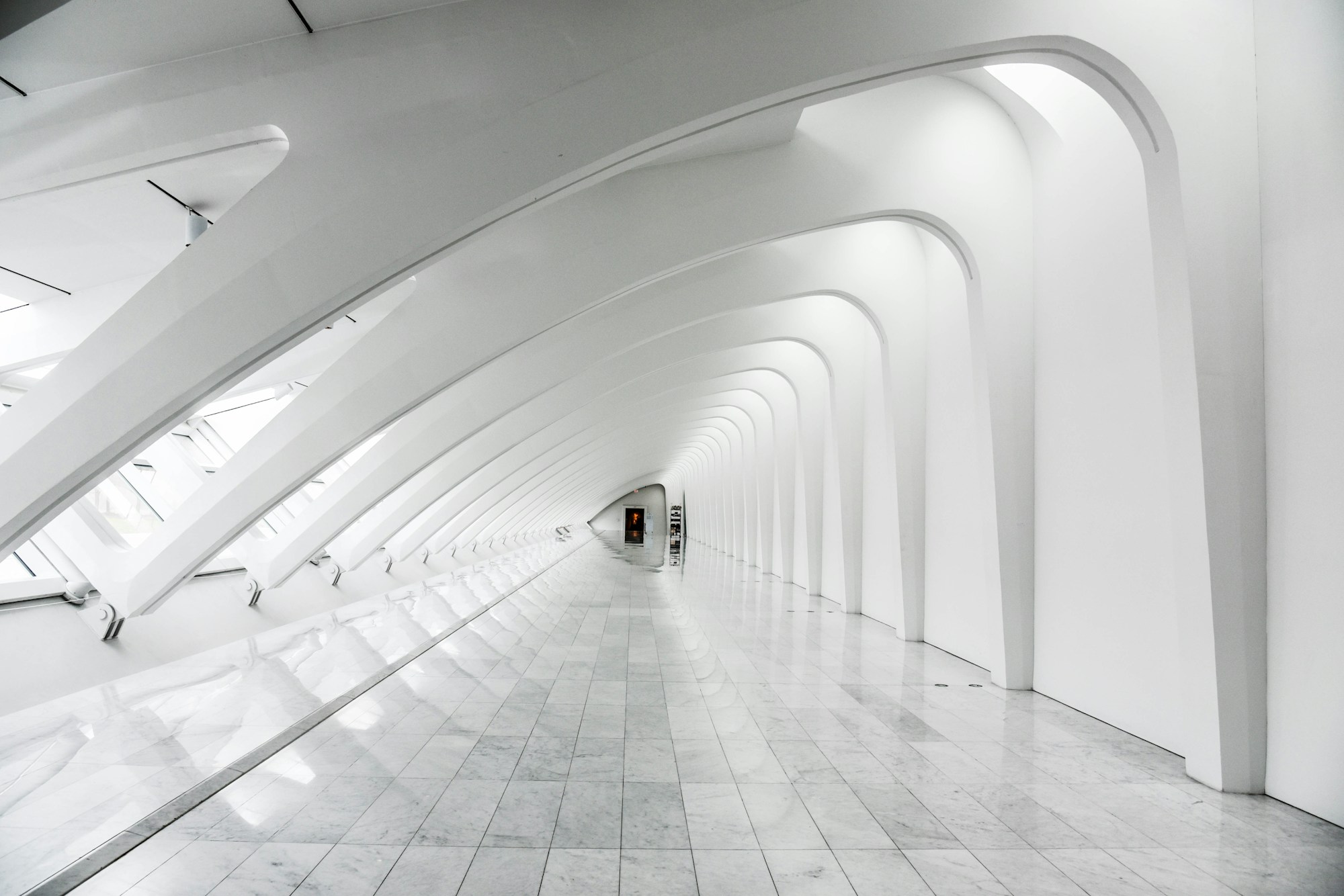 Pont moderne en structure d'acier vu en perspective, lignes architecturales épurées