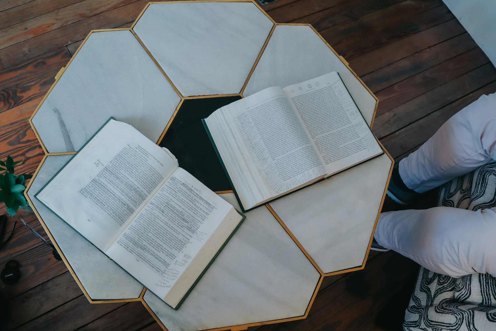Pièces de puzzle en bois dispersées sur une table vue du dessus