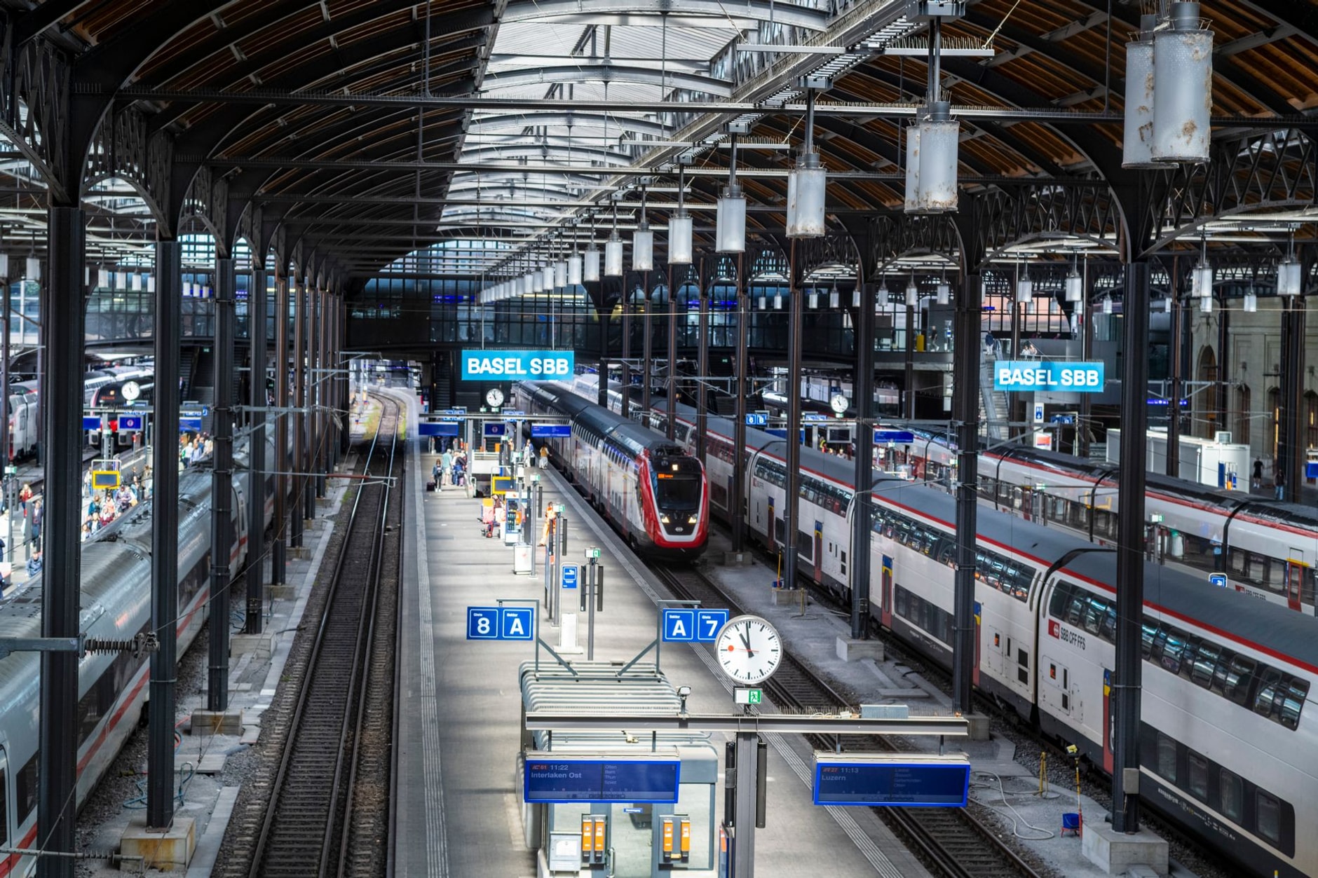 Perrons und Bahnhofsuhr im Bahnhof Basel SBB